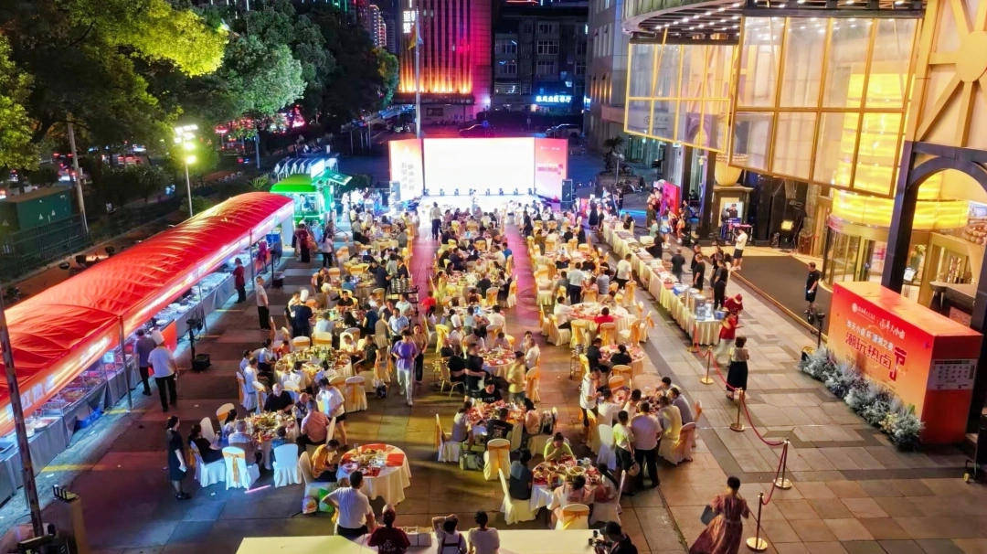 ？吃着卤味看表演潇湘华天探索长沙夜经济新模式CQ9电子专用平台五星级酒店开摆夜宵“排挡”(图2)
