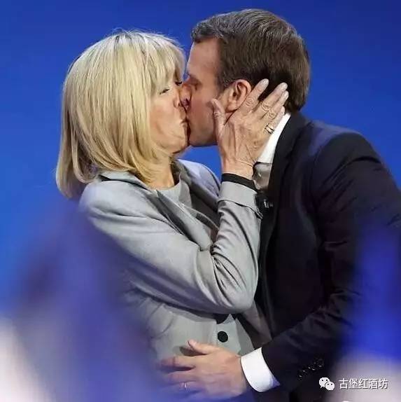 酒面对镜头总统淡定盲品精彩不容错过!!!CQ9电子游戏法国新总统马克龙解读葡萄(图3) 酒面对镜头总统淡定盲品精彩不容错过!!!CQ9电子游戏法国新总统马克龙解读葡萄(图3)